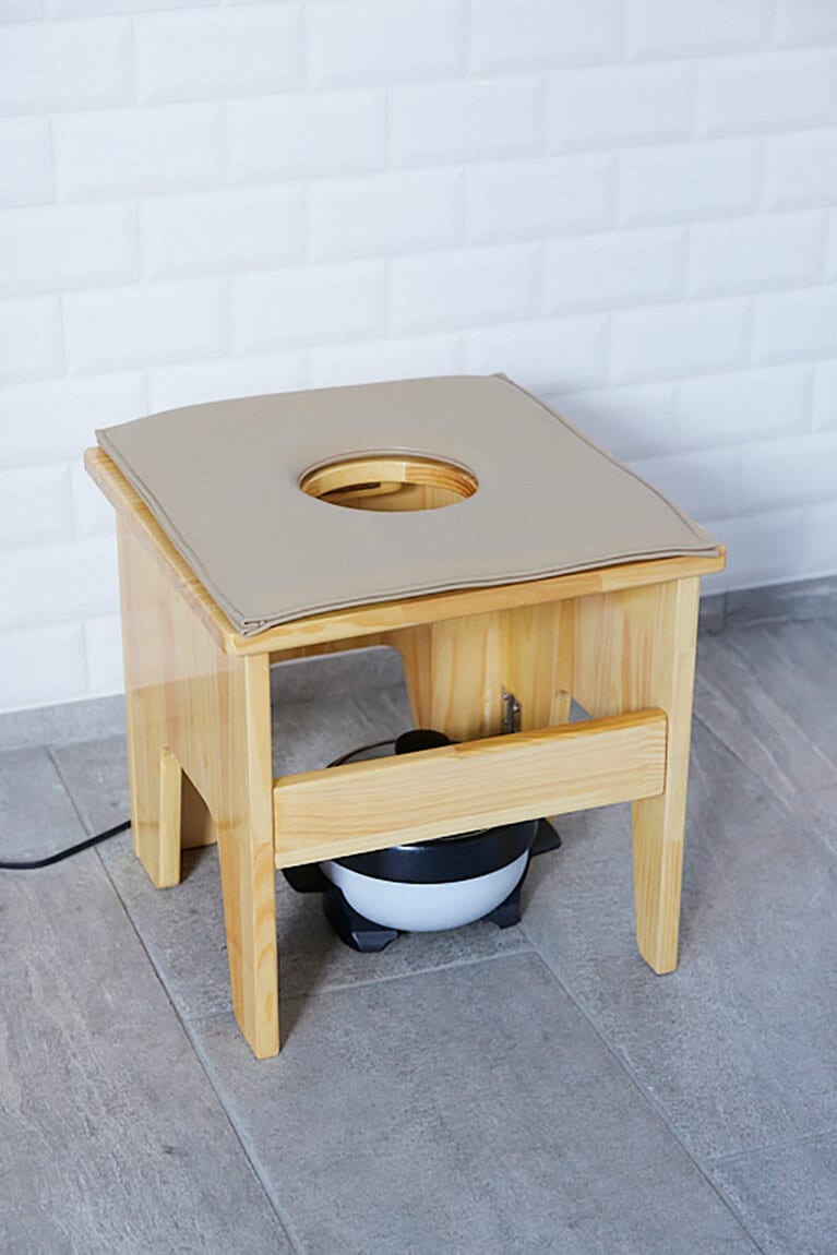 よもぎ蒸し用椅子、電気鍋／大沢あかねさん私物。写真は『遅咲き 肌管理オタク 美容に全ぶり』より。