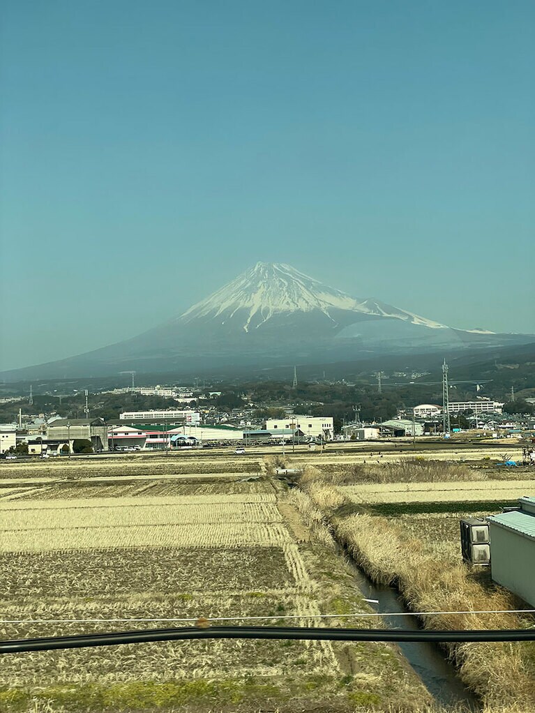 こだまから見た富士山。東京駅からおよそ1時間の新富士駅が「北斎Enzyme Detox SPA」が最寄り駅です。