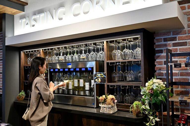 「どれからテイスティングしようか、迷っちゃいますね (笑)」。15ml 100円～ (車・バイク・自転車などを運転する方は、テイスティングできません)。