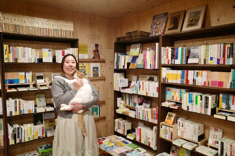 店主の内田未来さんと、愛猫のサニーくん。（撮影：一ノ瀬伸）