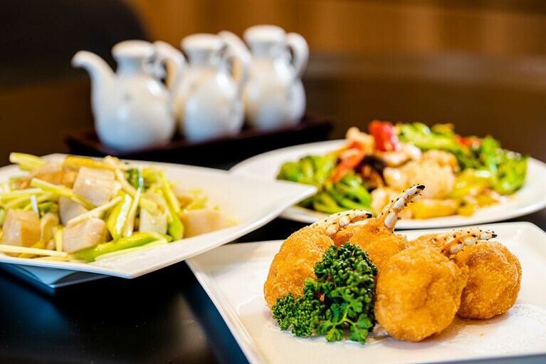 ズワイ蟹爪の揚げ物 スイートチリソース添え、ホタテのウニ・蟹肉入りあんかけ、海鮮三種と野菜炒め。どれをオーダーしてもハズレなし！ 🄫 Hiro Matsui