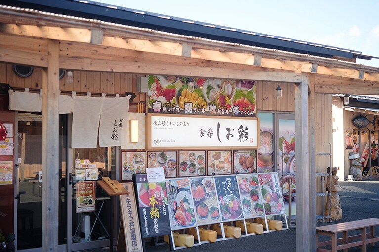 冬限定のカキフライ御膳やまぐろづくし丼など、迷うほど豊富なメニューが楽しめます。