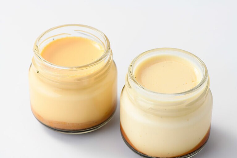 【和歌山】Siesta(シエスタ)の「金・銀プリンセット」。左から：濃厚金プリン、なめらか銀プリン。