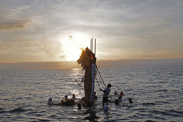 滑川のネブタ流し。