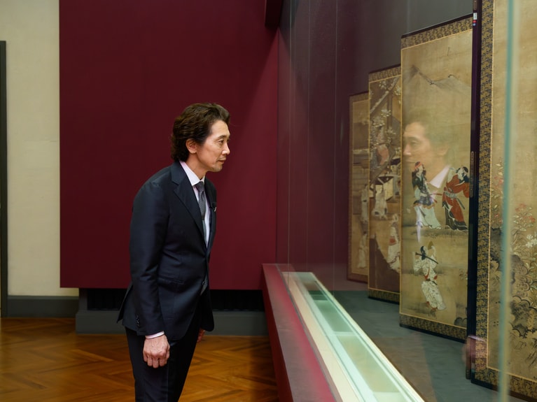 どこか幻想的な雰囲気が漂う中、屏風を鑑賞しながら「ここ描かれた人々の情感が伝わってきます」。