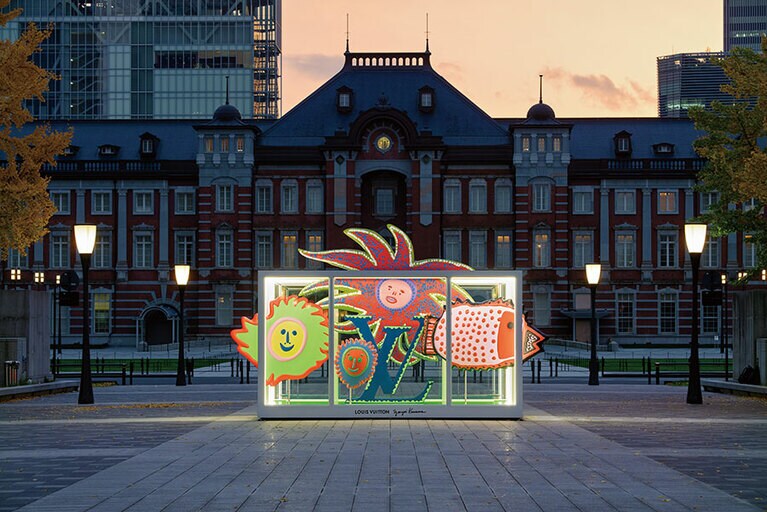 東京駅前にはガラス張りのボックスインスタレーションが。スマートフォンでQRコードを読み込んでインスタレーションをタップすると、スペシャルなARフィルターが現れ、撮影できる。ⒸLOUIS VUITTON / DAICI ANO