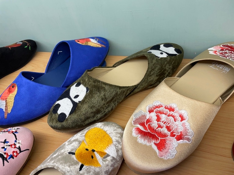 男性用（LまたはXLの2サイズ）と女性用（S～XLまで4サイズ）があります。写真は女性用スリッパ1,090元。