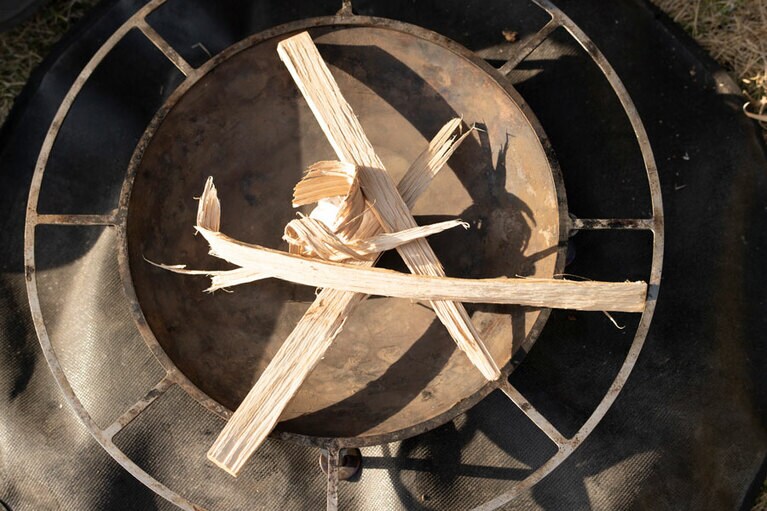 空気のスペースを意識して薪を放射状に重ねる。