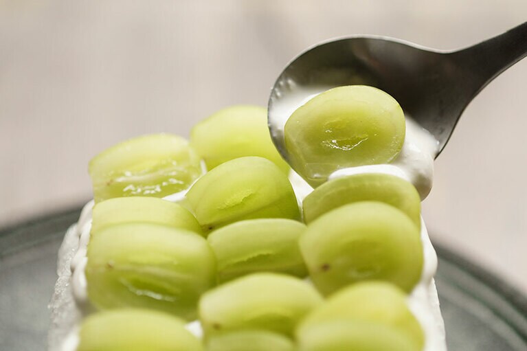 「八郷産のシャインマスカットとレアチーズ」。