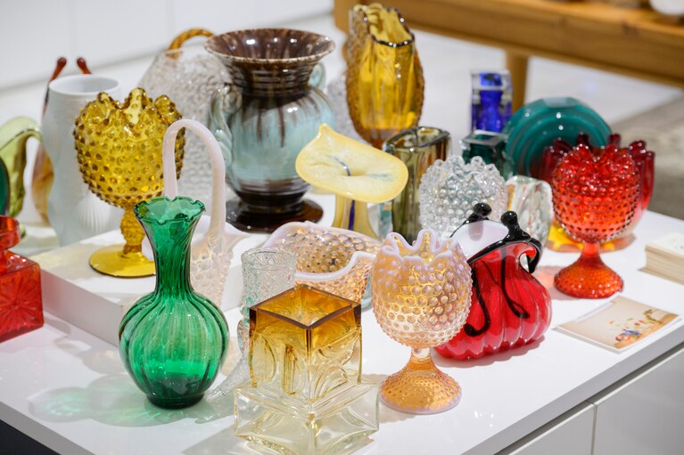 ＜Kos+Vintage（コスヴィンテージ）＞のヴィンテージフラワーベースは花なしでもオブジェとして飾る。撮影：釜谷洋史