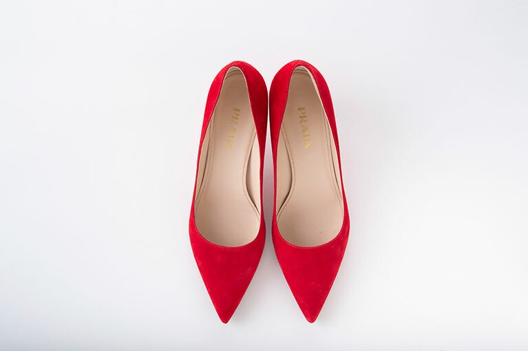 プラダのポインテッドトゥパンプス。