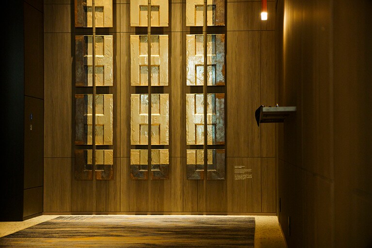 館内には、アートとして蘇った京町ビルの意匠が。