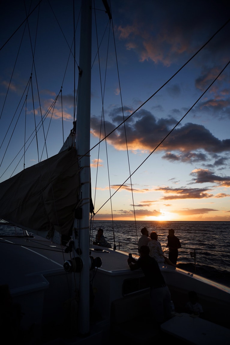 サンセットセイリング。オレンジの光に包まれて。