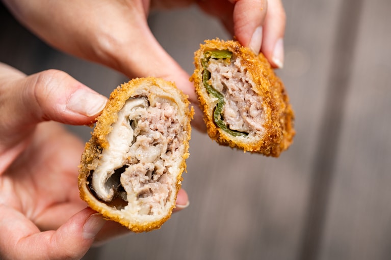 左から、「しいたけメンチ」、「ピーマンメンチ」。