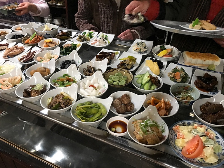 入口近くに並ぶ小皿料理。ここから好きなものを選んでアルミのお盆に載せて、セルフサービスでテーブルへ。