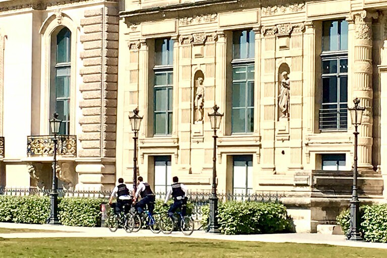 チュイルリー公園を自転車でパトロールする警察官たち。時には馬に乗った警察官の姿も。
