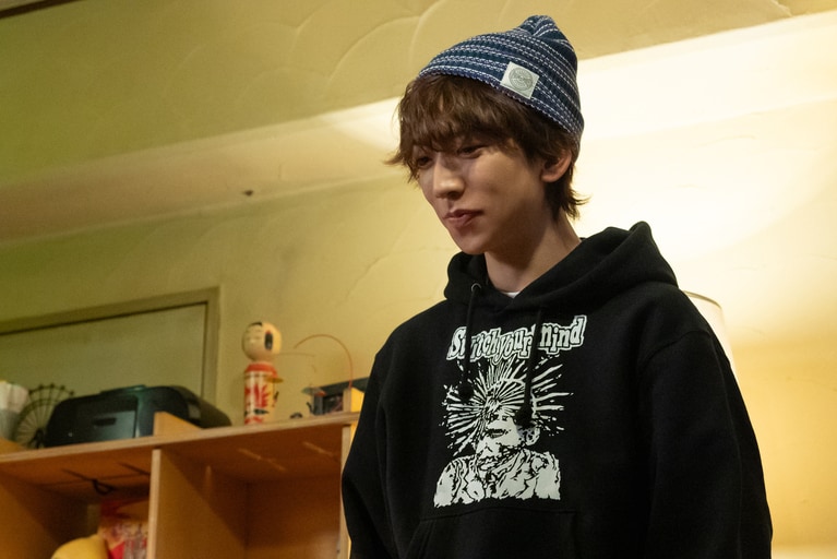 IMP.鈴木大河の“推し肌ケア”は朝晩のミルククレンジング。内側から溢れる美しさの秘訣は日々のメンテナンス。©「三人夫婦」製作委員会