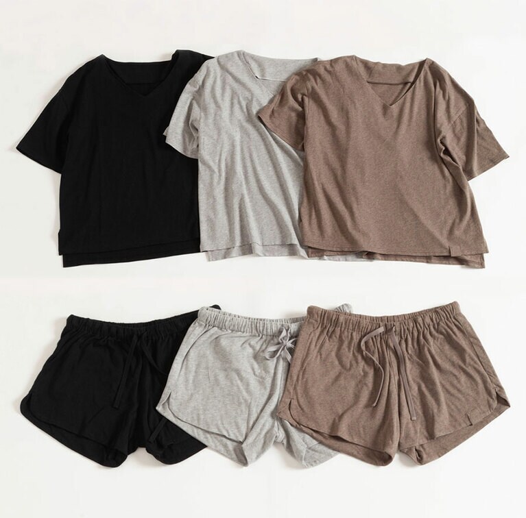 上：Twilight “V neck” S/S tee 各9,000円、レディースはフリーサイズ展開。下：Twilight “W face” lady's shorts 各12,000円、フリーサイズ展開。