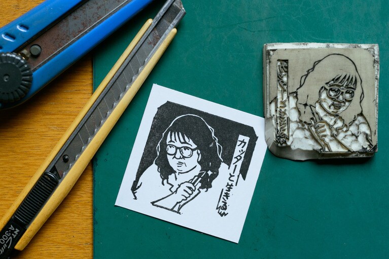 ナンシーさんの作業机には生前の仕事道具がそのまま置いてある。消しゴムを彫るときに愛用していたのは「NTカッター」。