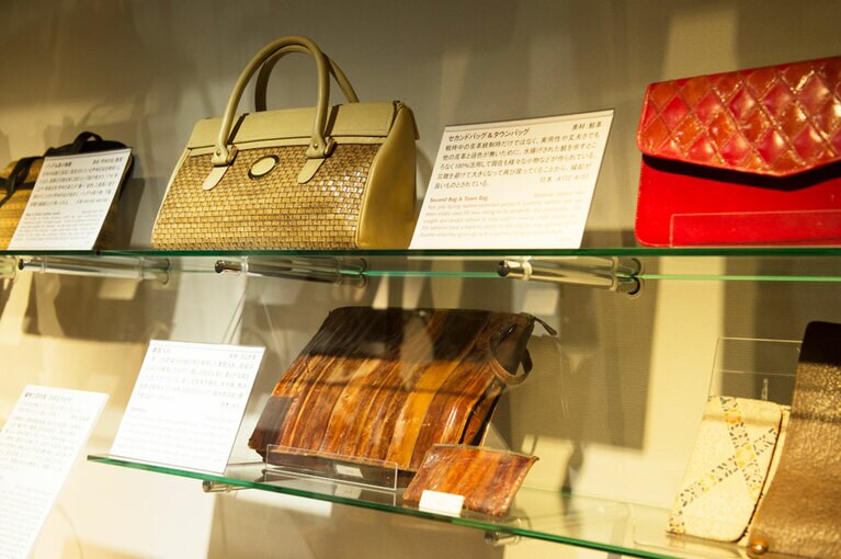 上段右が鮭革を使ったバッグ、下段が鰻革を使ったバッグ。