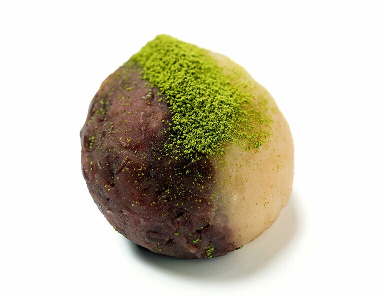 東京「OHAGI3 浅草店」半月(抹茶) 220円。抹茶の苦みが、つぶあんと白あんを取り持つ。