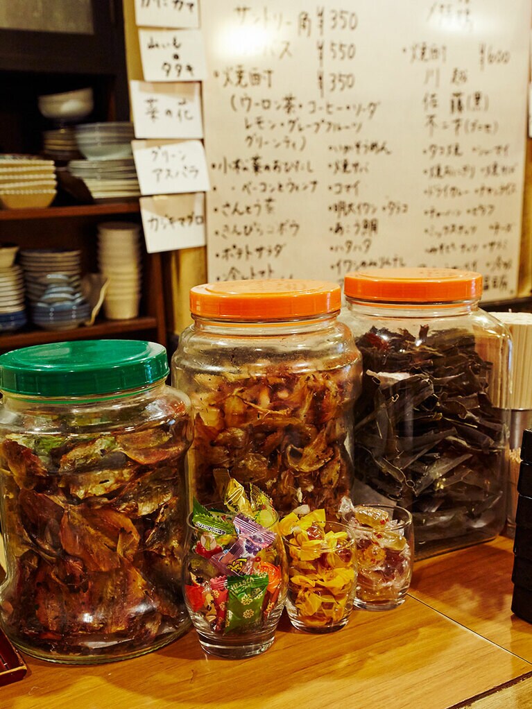 乾燥昆布やサキイカなど大人の駄菓子屋みたい。飴は無料で熱中症対策に置き始めたそう。店のあちこちに優しさが溢れている。