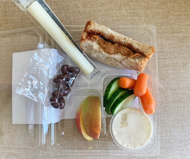 「スターバックス プロテイン ボックス ピーナツバター&ジェリー ウィズ フルーツ&ベジタブル」 6.25ドル(520カロリー)。