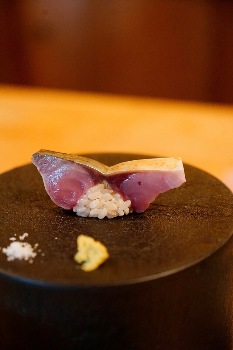 サバは中央にシャリを挟んで見た目にも楽しませてくれる。