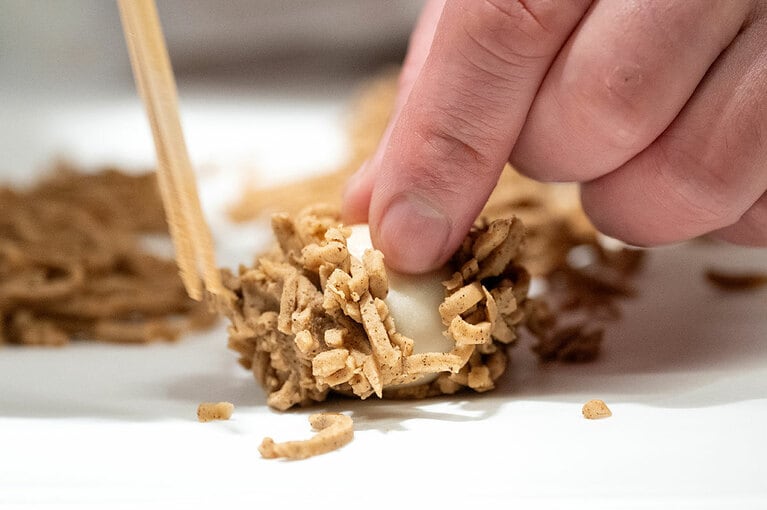 きんとん製「紅香織（こうこうおり）」。飲み物付き2,090円。5月中旬まで。