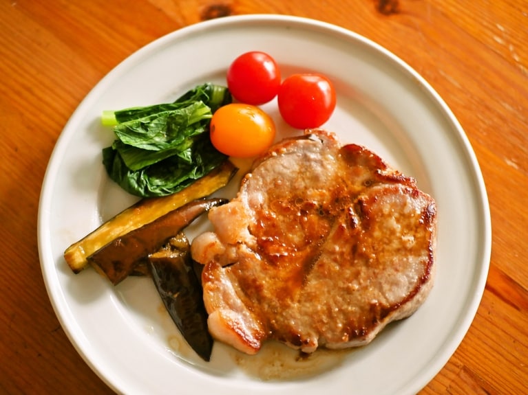 先日の汁なし昼ごはん。メインのおかずに悩んだときは塩焼きのポークソテーの出番！