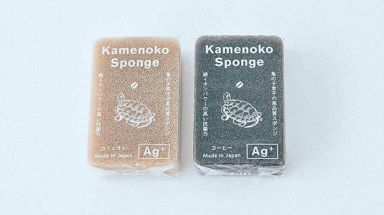 亀の子束子「亀の子スポンジ」各300円。