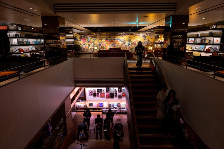 照明を落とした書店をめぐり怪談を聞く。