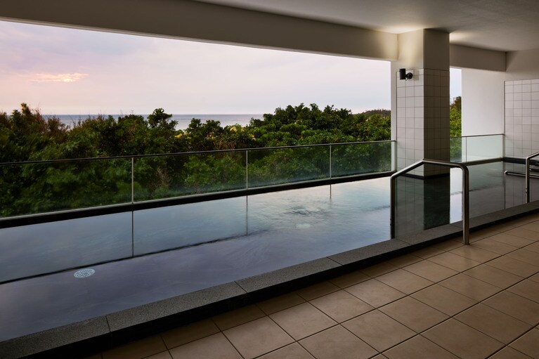 ゆったり湯につかって癒やされる展望風呂。