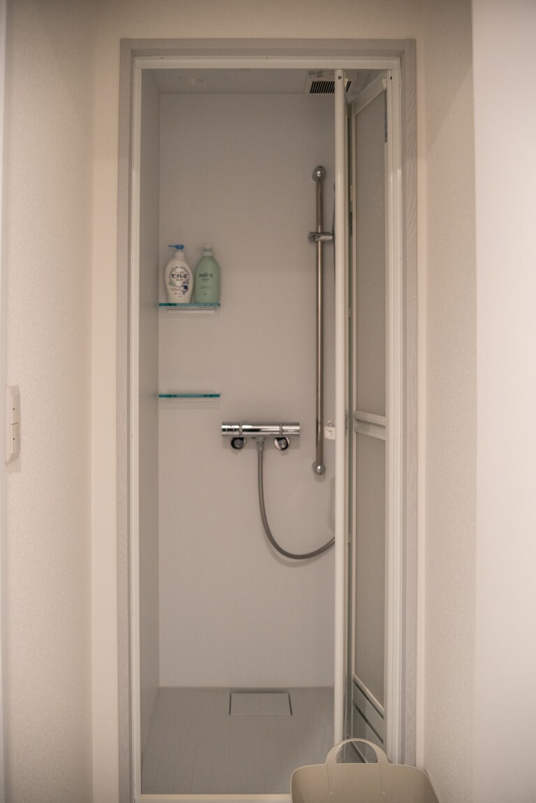 シャワールームを2室用意し、アウトドア後に汗を流せる。