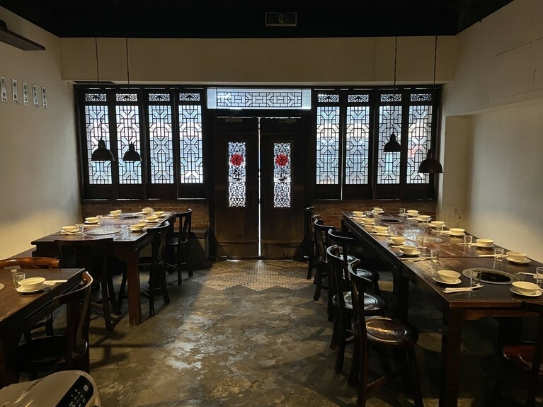 モダンなデザインの店舗が多いなか、木のぬくもりあふれる懐かしい雰囲気の店内は撮影スポットとしても人気。