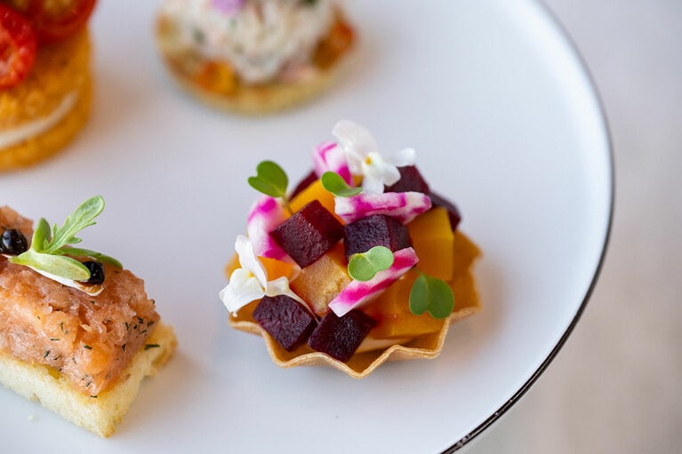 「カラービーツとサワークリームのタルトレット」。