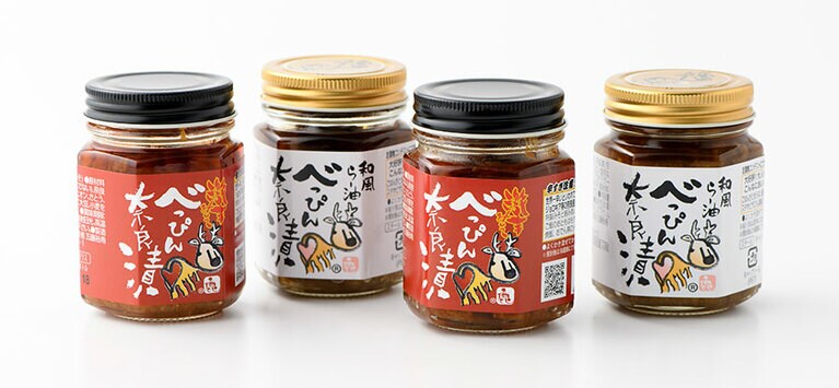 【奈良県】べっぴん奈良漬の「和風らー油べっぴん奈良漬」700円(110g、白ラベル)「激辛みそべっぴん奈良漬」1,000円(110g、赤ラベル)。