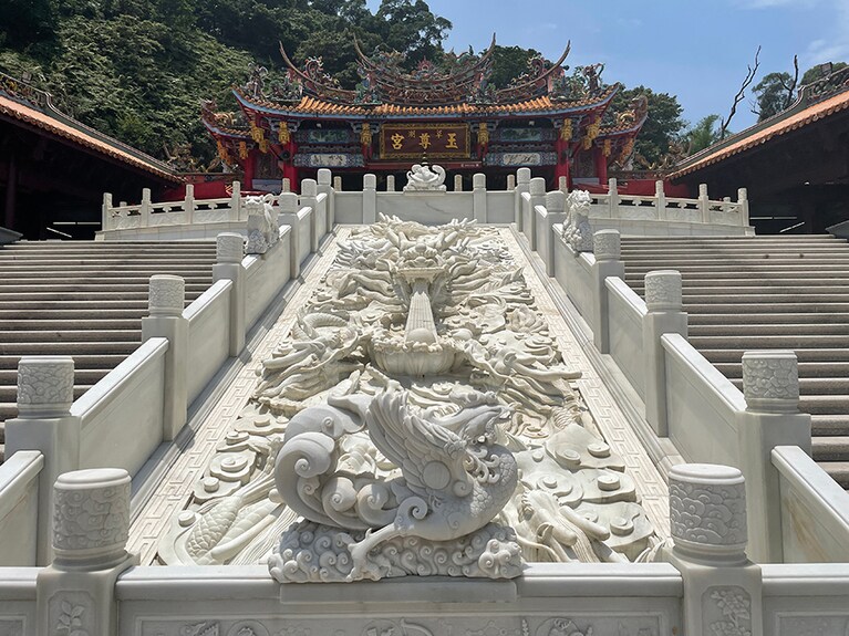 龍の彫刻。すばらしい精巧さや壮大さからもパワーをもらえそう。