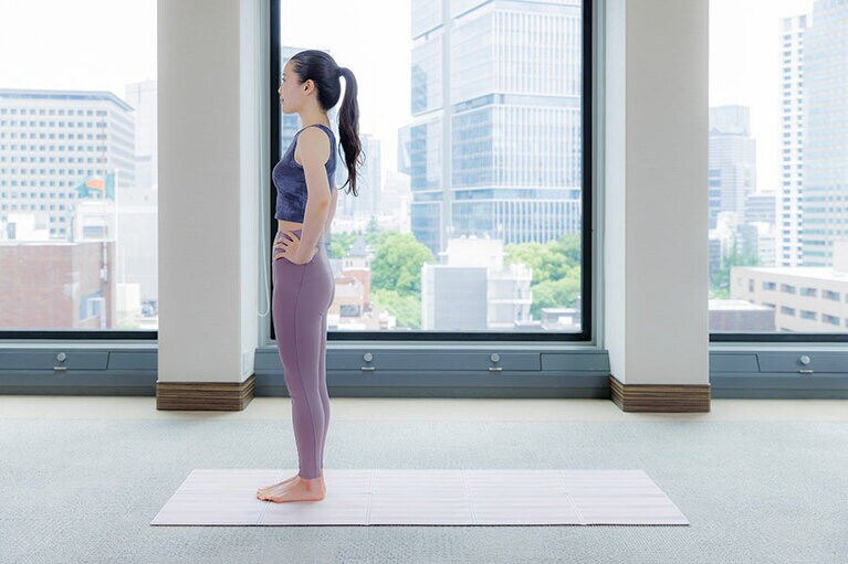 スペースの前で両脚をそろえて真っ直ぐに立つ。