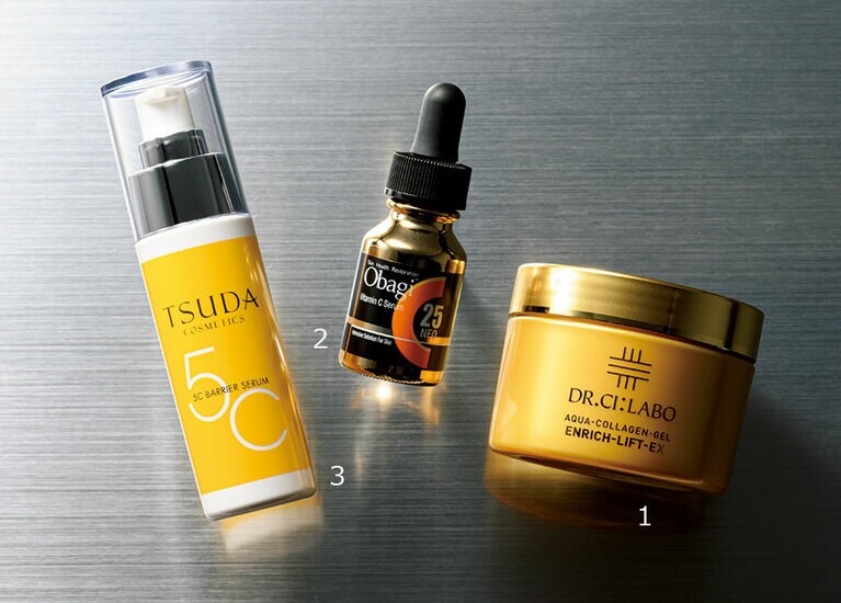 1：洗顔後はこれ1本のオールインワン。世界初の浸透発酵コラーゲンをマスク生活で緩んだフェイスラインへ。アクアコラーゲンゲル エンリッチリフトEX 120g 9,460円／ドクターシーラボ
2：毛穴、シミ、シワ、くすみ、キメ、ざらつき、ハリ……肌へのビタミンCの万能性を追究し続ける美容液の最新形。オバジC25ネオセラム 12mL 11,000円／ロート製薬
3：肌あれのその先のエイジングまで、人生100年時代のスキンケアに取り組むドクターズコスメから、活性酸素と戦う最強美容液。5C バリア セラム 45mL 12,100円／ドクター津田コスメラボ