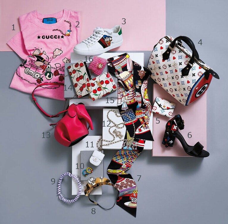 1：「ドナルドダック」Tシャツ 75,000円／グッチ 2：「ドナルドダック」ブレスレット 65,000円／グッチ 3：「ドナルドダック」スニーカー 84,000円／グッチ 4：ボストンバッグ「スピーディ・バンドリエール 25」 254,000円／ルイ・ヴィトン 5：ミニウォレット 71,000円／ルイ・ヴィトン 6：サンダル 112,000円／ルイ・ヴィトン 7：スカーフ「パティスリー・フランセーズ」 37,000円／エルメス 8：ビジュー付きカチューシャ 75,000円(予定価格)／プラダ 9：ネックレス 225,000円 93,000円／ボッテガ・ヴェネタ 10：リング(ブルー・イエロー) 93,000円／ボッテガ・ヴェネタ 11：白のAirPodsケース 105,000円／シャネル 12：ベアのブローチ 14,000円／マックスマーラ 13：「エレファントバッグ」(参考色) 164,000円／ロエベ 14：チェリー柄iPhone 11ケース 45,000円／サンローラン バイ アンソニー・ヴァカレロ 15：ミニウォレット 79,000円／サンローラン バイ アンソニー・ヴァカレロ 16：ピンクのチャーム「ピコ バゲット」 79,000円／フェンディ