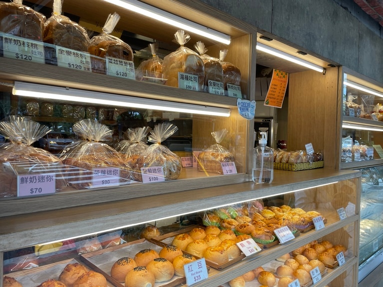 食パンなどはミニサイズも販売。多彩なフレーバーがあるので、さまざまな味を楽しめるのも人気の秘密。