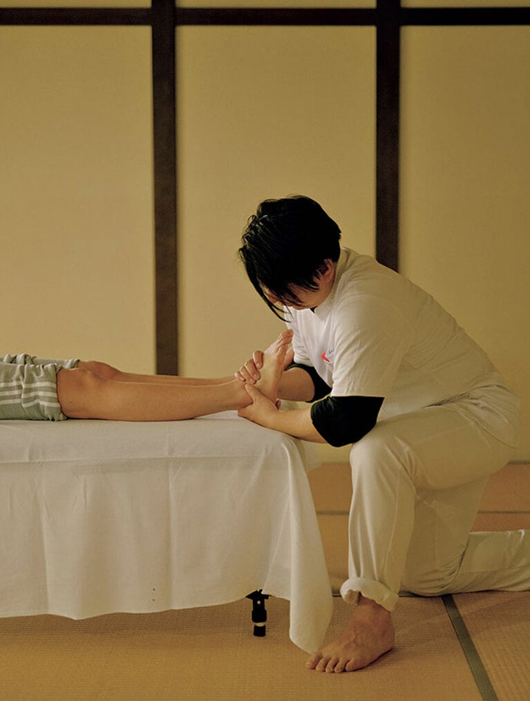 柔道整復師が関節のズレやゆがみを正し、体のバランスを整える。月1回、リピートする人もいるとか。