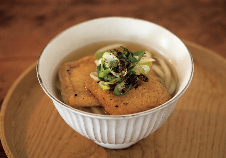 きつねうどん〈うどん玉170g、濃縮おだし200ml、きつね揚げ、ねぎ〉 730円。