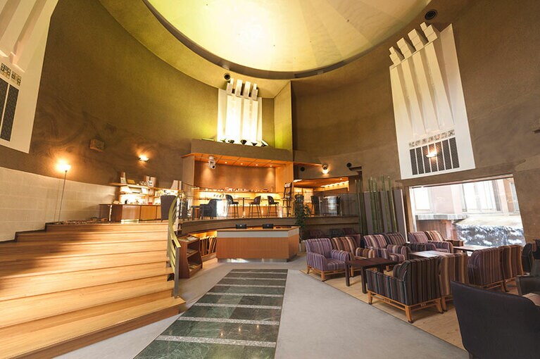 ロビーは天井の高いホール型で、温泉旅館というよりは教会のよう。この空間を生かし、夜には生演奏のコンサートがここで行われる。