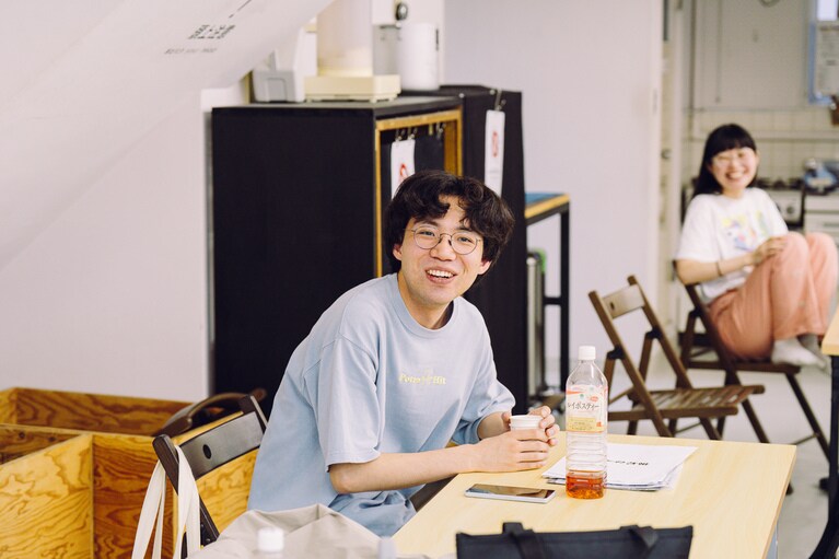 「忘れられてしまった記憶へ目を向けたい」ポッドキャスト演劇に挑戦するロロ・三浦直之が新作『まれな人』にかける思い。稽古風景。