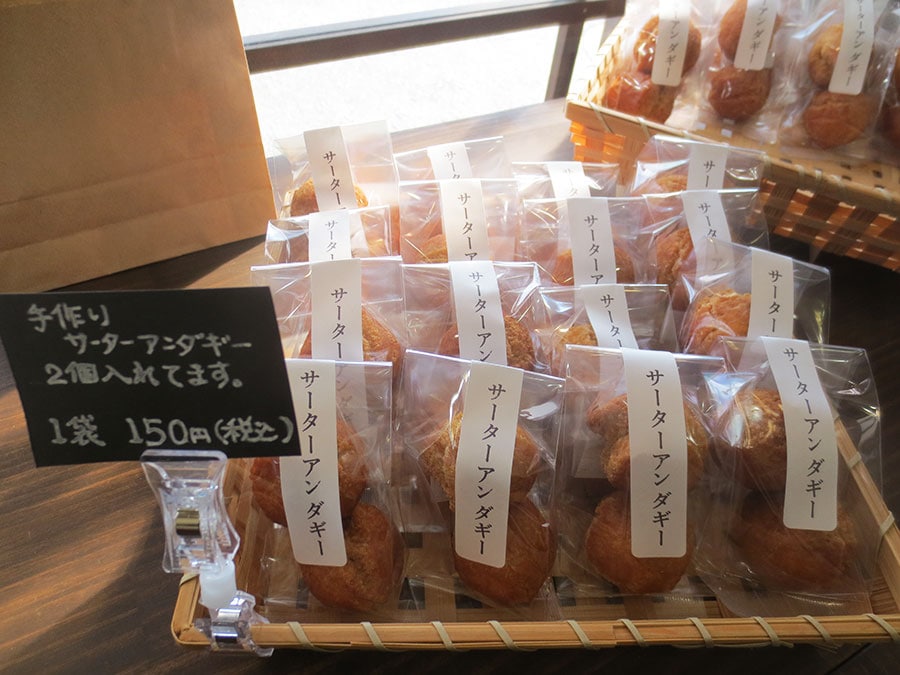 「サーターアンダギー」2個150円。竹富島生まれで石垣島育ちの知人のレシピ。堅めで甘さ控え目。こぶりで食べやすい。