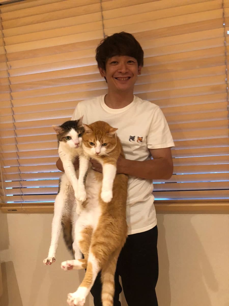 銀シャリ・鰻和弘さんと愛猫のしっぽな(左)、はっさく(右)。「メゾンキツネのロゴと奇跡の同じ色合いでした」(鰻さん)