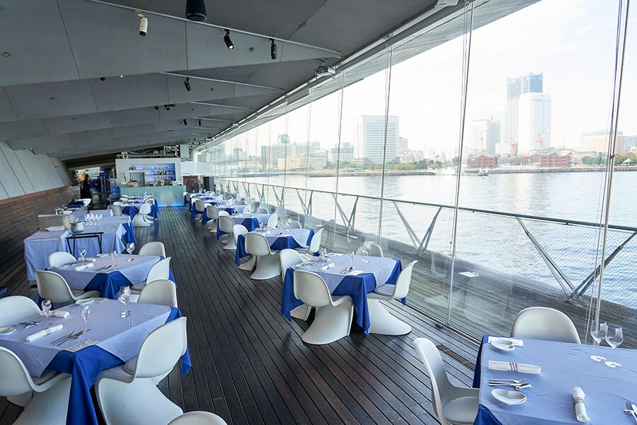 港町・横浜らしい青と白を基調とした空間で、みなとみらいが目の前に広がる眺めのいいレストラン。