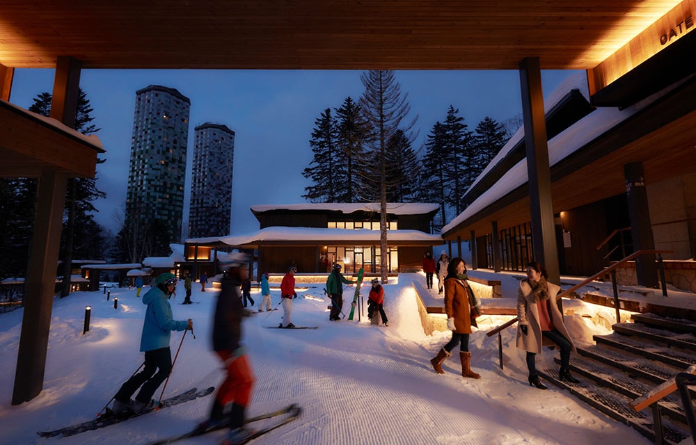 ゲレンデの中腹にあるスキーイン、スキーアウトができる楽しいヴィレッジ“ホタルストリート”も12月1日(火)から営業スタート。カフェやレストラン、アウトドアセレクトショップなど9軒が立ち並び、スキー・スノボをしなくても、トマムの雪を愛する人なら大歓迎だ。期間／2021年4月4日(日)まで。